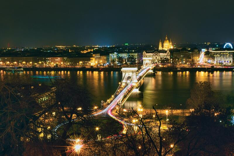 Dòng sông Danube ở giữa thành phố Budapest