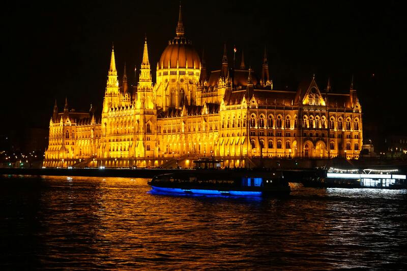 Du thuyền trên sông Danube ngắm nhìn các tòa nhà lộng lẫy đèn