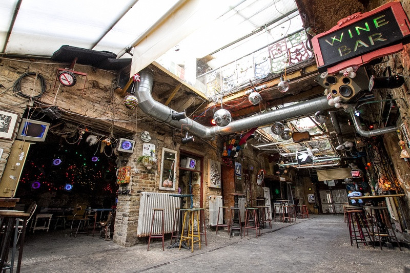 Szimpla Kert - Một trong các quán bar tại Budapest