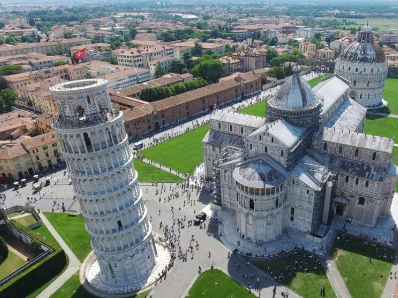 Toàn cảnh tháp nghiêng Pisa từ trên cao