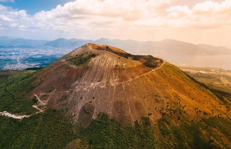 Núi lửa Vesuvius có hình chiếc nón