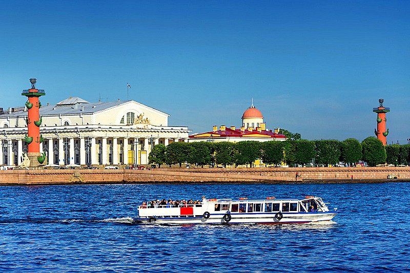 Dạo thuyền trên sông Neva lộng lẫy