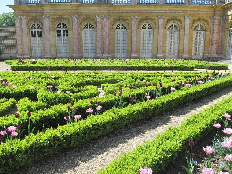 vườn hoa cạnh cung điện nhỏ Trianon