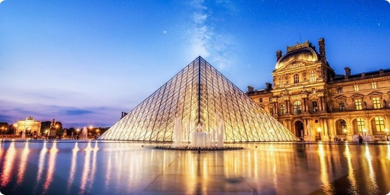 Bảo tàng Louvre nổi tiếng tại Paris