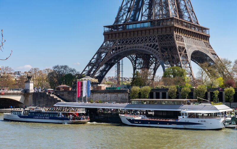 Du thuyền Vedettes de Paris đi ngang qua tháp