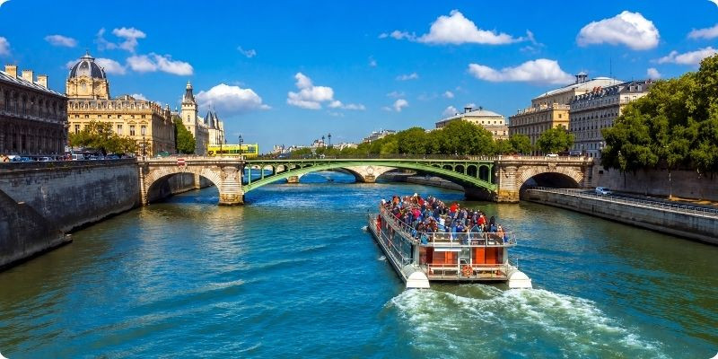 Sông Seine thơ mộng giữa Paris