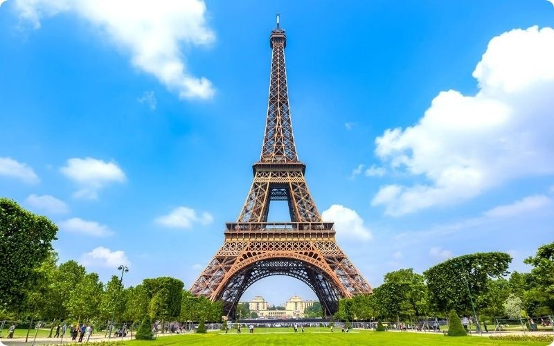 Tháp Eiffel biểu tượng nổi tiếng của nước pháp