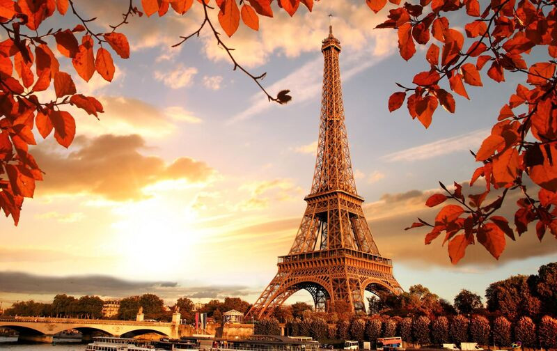 Tháp eiffel dưới ánh hoàng hôn 