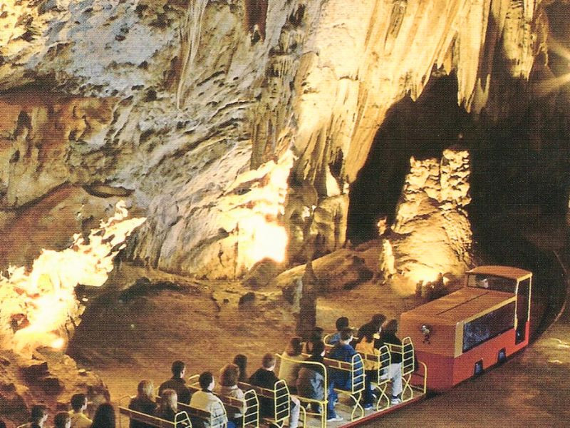 Trải nghiệm tàu điện chạy trong lòng hang động Postojna 