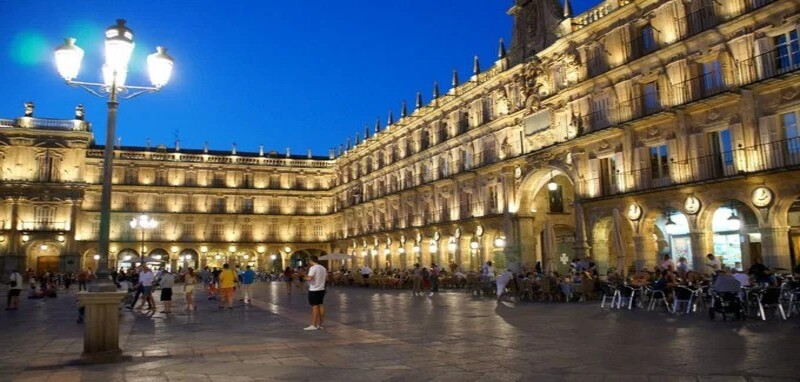 Salamanca về đêm - nhịp sống trẻ trung không bao giờ ngủ