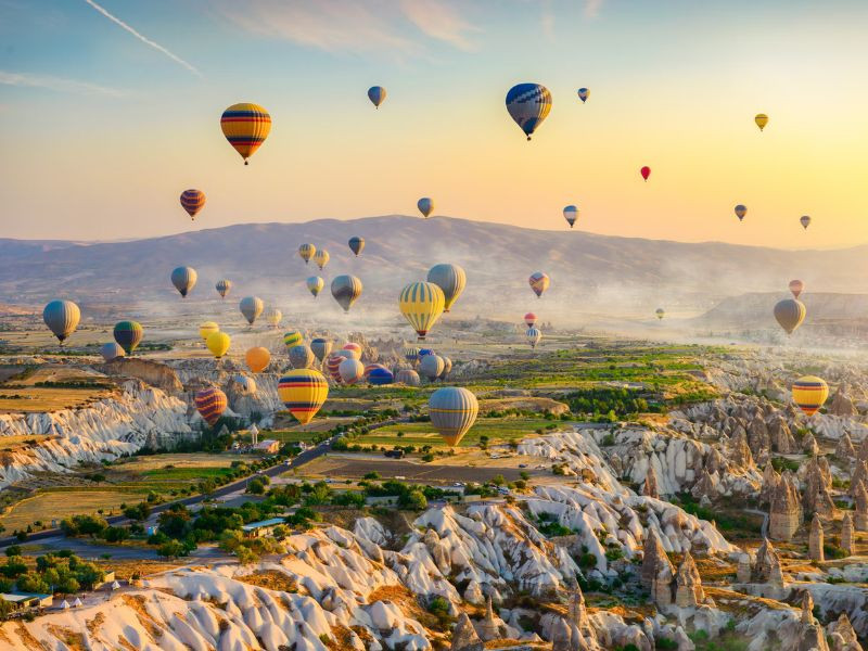 Hàng trăm khinh khí cầu bay tại Cappadocia