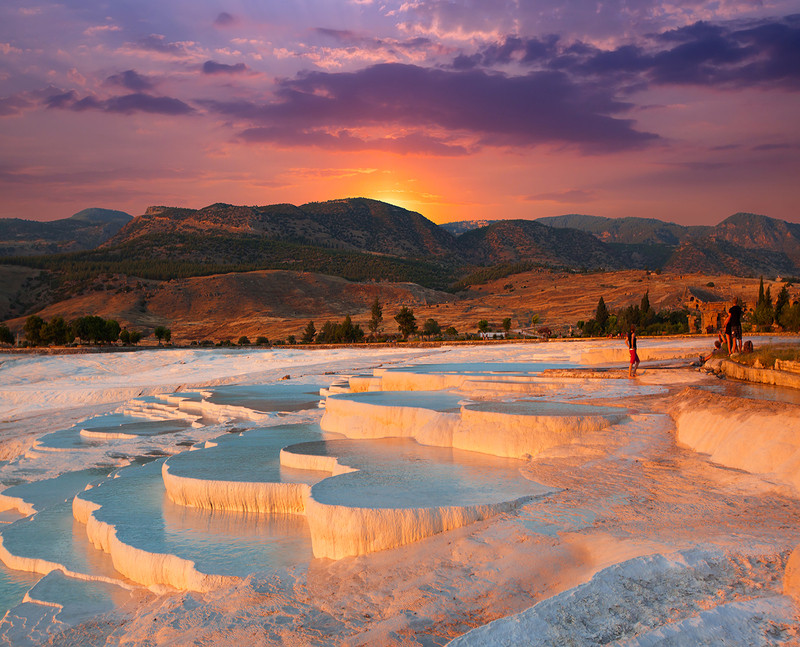Pamukkale tràn ngập sắc đỏ hoàng hôn