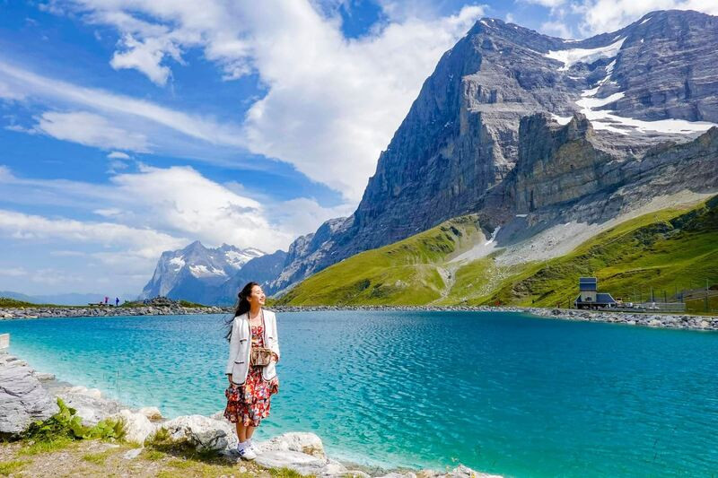 Du khách đang ngắm cảnh ở Hồ Brienz