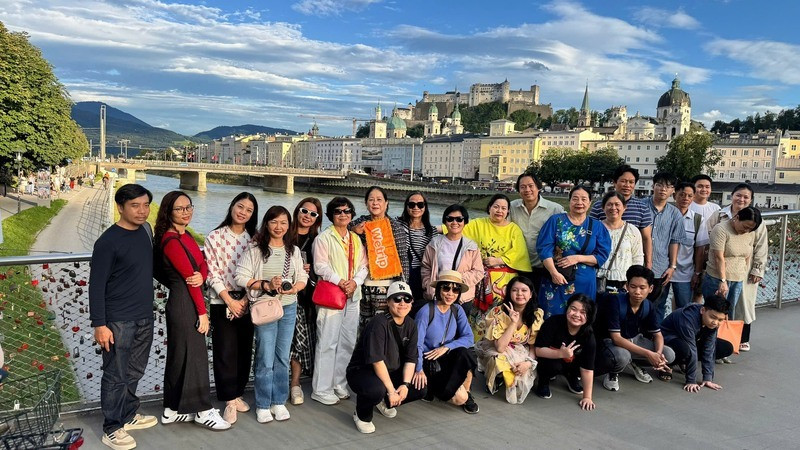 Đoàn du khách đi Châu Âu