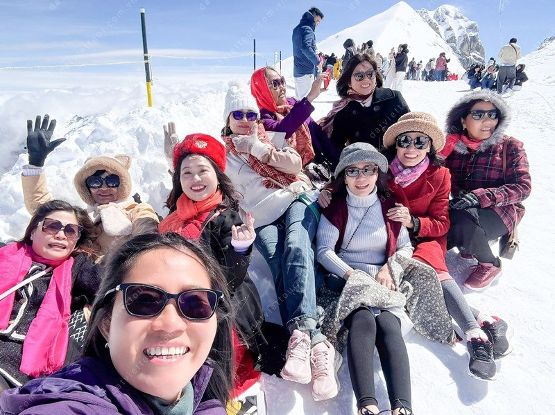 Đoàn du khách trượt tuyết ở Thụy Sĩ