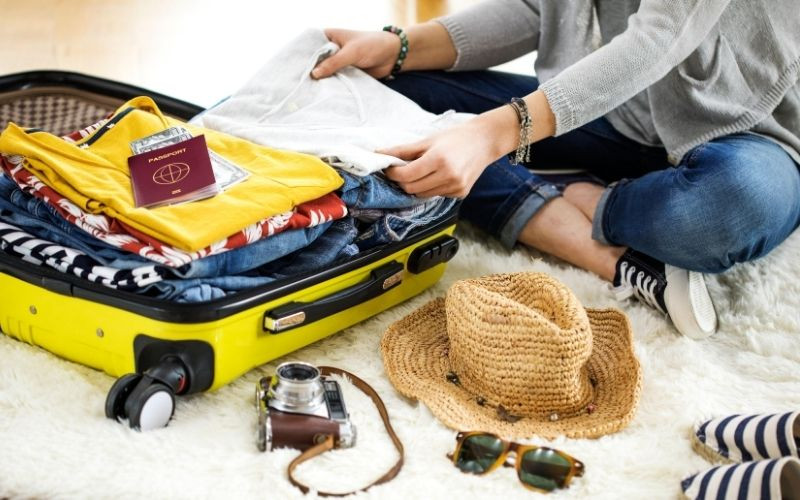 Du khách chuẩn bị hành lý cho chuyến đi Thụy Sĩ