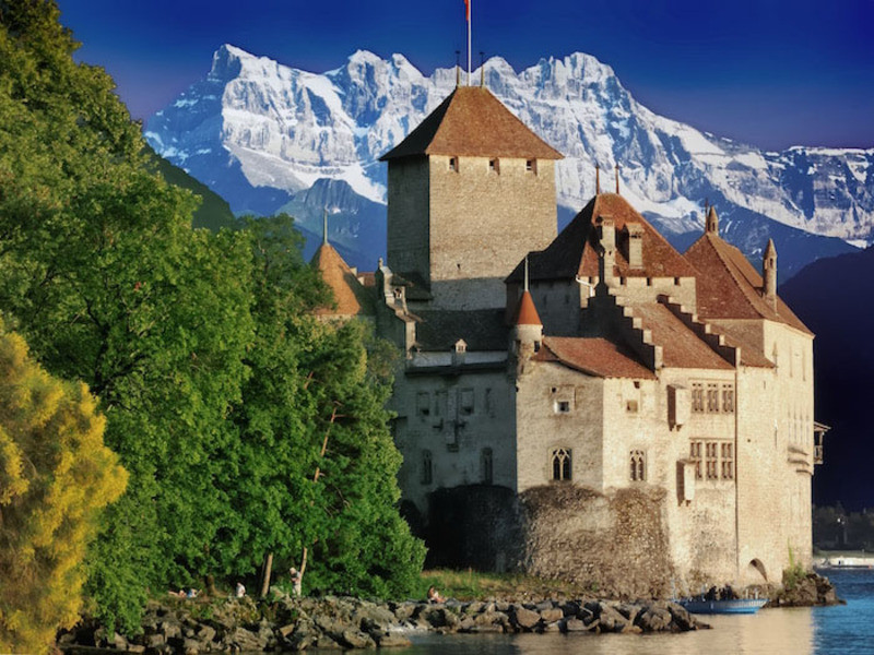 Dãy núi Alps sau lưng lâu đài Chillon 