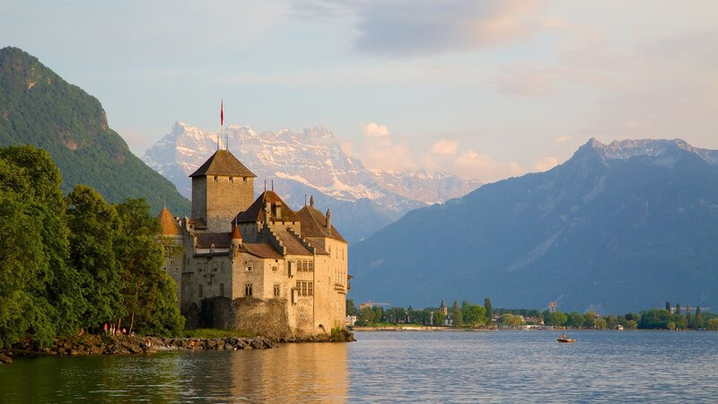 Dãy núi Alps sau lưng lâu đài Chillon 