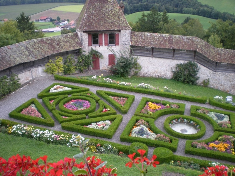 Vườn hoa xung quanh lâu đài Chillon 