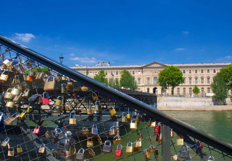 Cầu Pont des Art nổi tiếng với những cặp đôi 