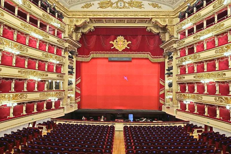 Bên trong nhà hát La Scala