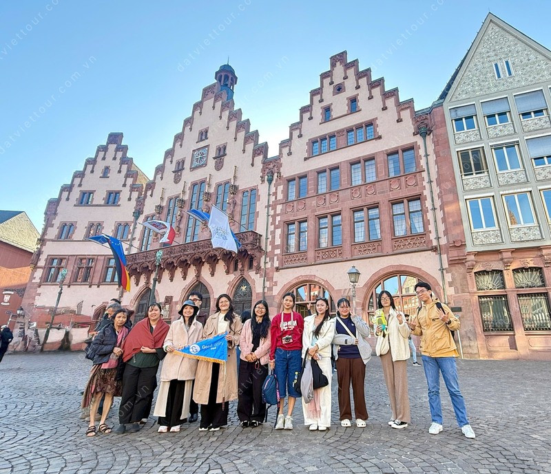 Check-in tại quảng trường Römerberg - trái tim cổ kính của Frankfurt với kiến trúc đậm chất châu Âu trung cổ Check-in tại quảng trường Römerberg - trái tim cổ kính của Frankfurt với kiến trúc đậm chất châu Âu trung cổ