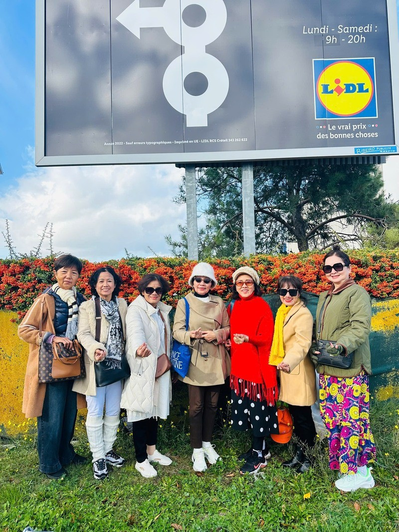 Đoàn du khách ở Châu Âu Đoàn du khách ở Châu Âu