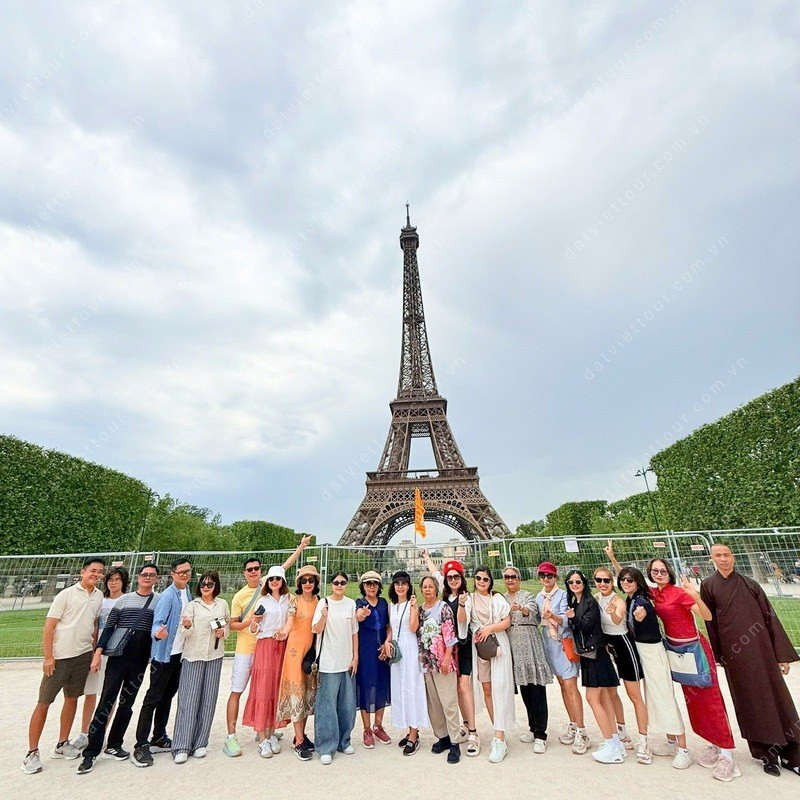 Đoàn khách tại Paris Đoàn khách tại Paris