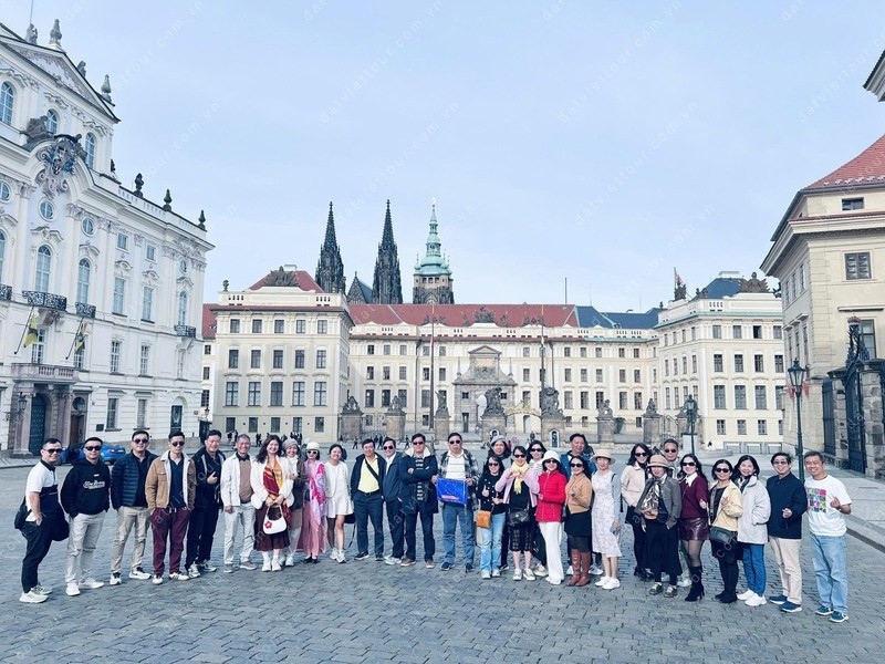 Đoàn khách tham gia du lịch Đông Âu cùng Đất Việt Tour 