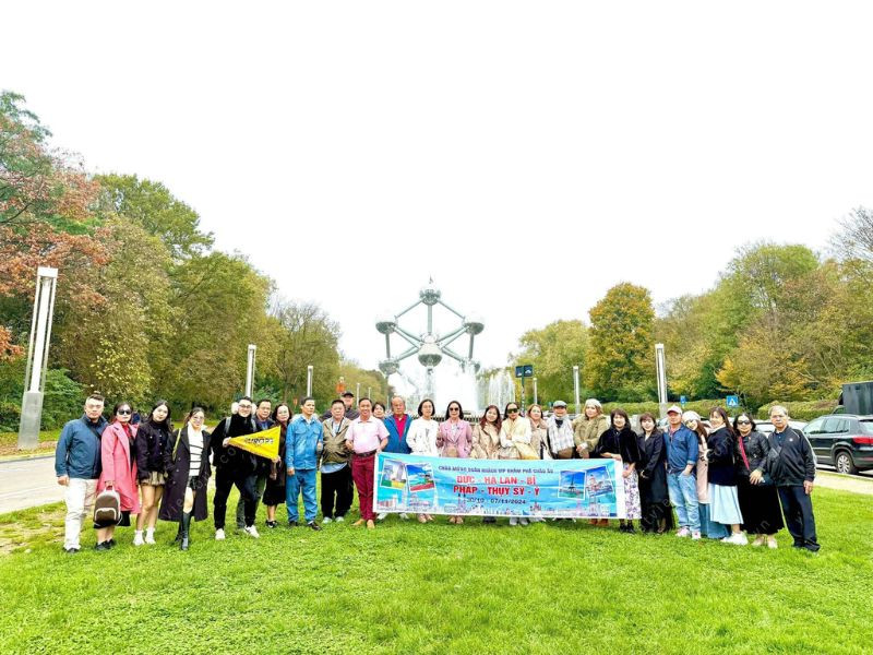 Du khách trải nghiệm du lịch Châu Âu tại Đất Việt Tour