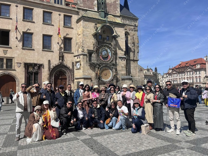 Đoàn khách tham quan và check-in tại quảng trường Old Town Square ở Prague Đoàn khách tham quan và check-in tại quảng trường Old Town Square ở Prague