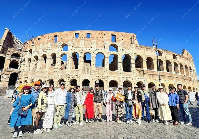 Du khách của Đất Việt Tour tại Đấu trường La Mã, Rome Du khách của Đất Việt Tour tại Đấu trường La Mã, Rome
