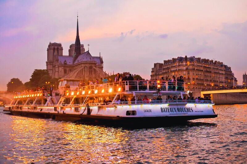 Du thuyền Bateaux Parisiens trên Sông Seine