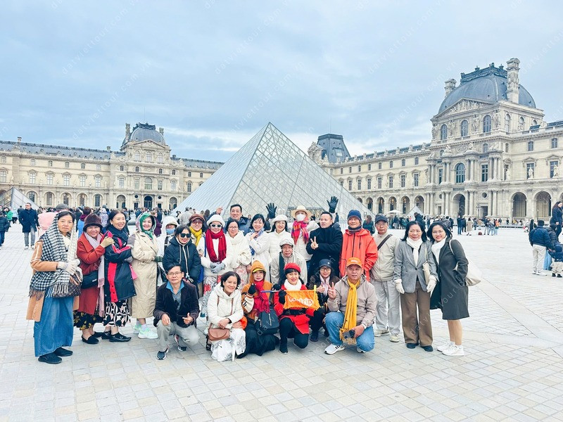 Khách đoàn khám phá châu âu cùng Đất Việt Tour 