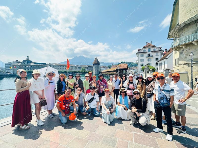 Đoàn khách đi tour châu Âu tại Đất Việt Tour