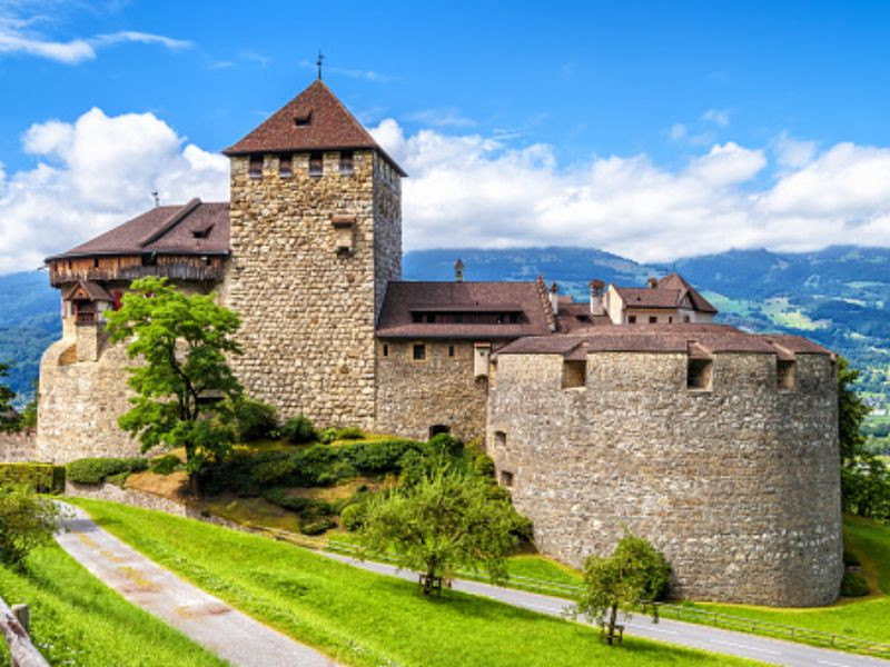 Lâu đài Vaduz - Biểu tượng của hoàng gia nằm uy nghiêm trên đồi