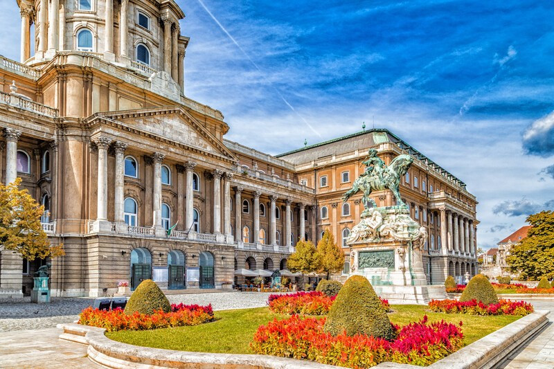 Sắc đỏ trước thềm tòa nhà Quốc hội Hungary