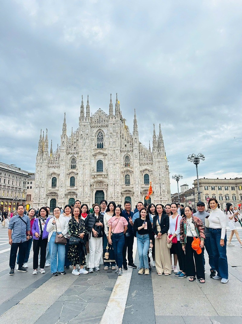 Đoàn du khách tại Milan, Ý Đoàn du khách tại Milan, Ý
