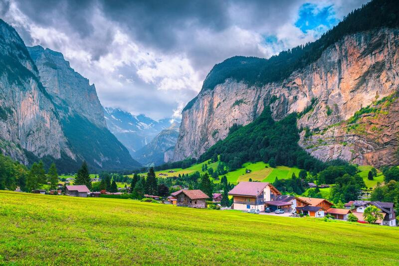 Thung lũng Thụy Sĩ xanh mướt dưới chân dãy Alps