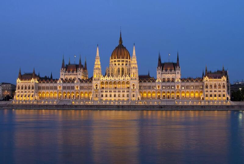 Tòa nhà Quốc hội Hungary lung linh bên sông Danube