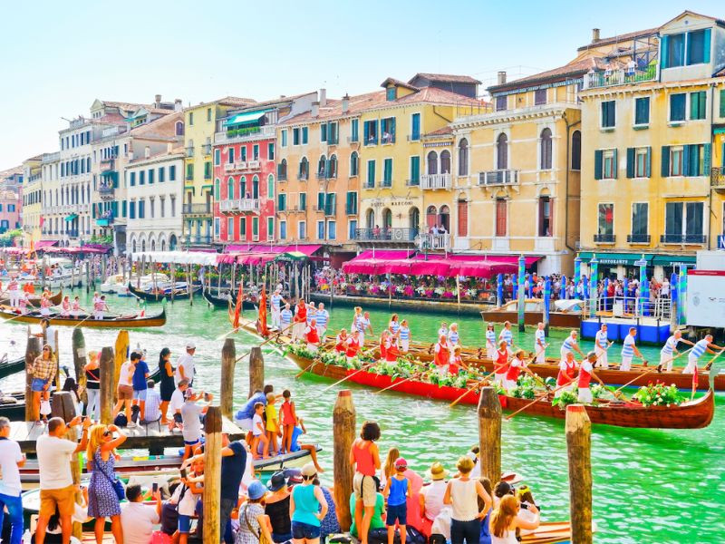 Khung cảnh Venice với những con kênh uốn lượn Khung cảnh Venice với những con kênh uốn lượn