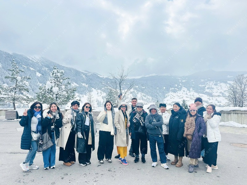 Đoàn khách check-in tại vùng núi tuyết đặc trưng của dãy Alps - Thụy Sỹ Đoàn khách check-in tại vùng núi tuyết đặc trưng của dãy Alps - Thụy Sỹ