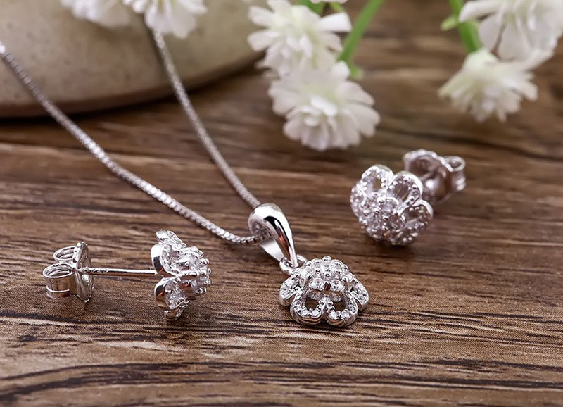 Để đồ hiệu/trang sức quý giá ở nhà khi đi du lịch Châu Âu