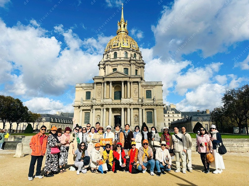 Đoàn khách check-in tại Les Invalides ở Paris - Pháp