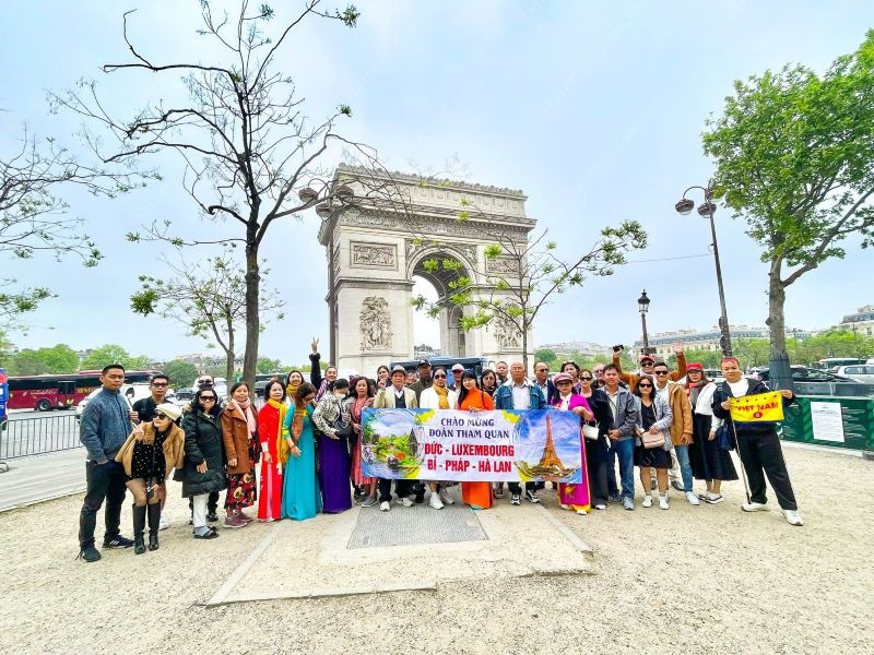 Đoàn khách Đất Việt Tour tham gia tour du lịch Châu Âu