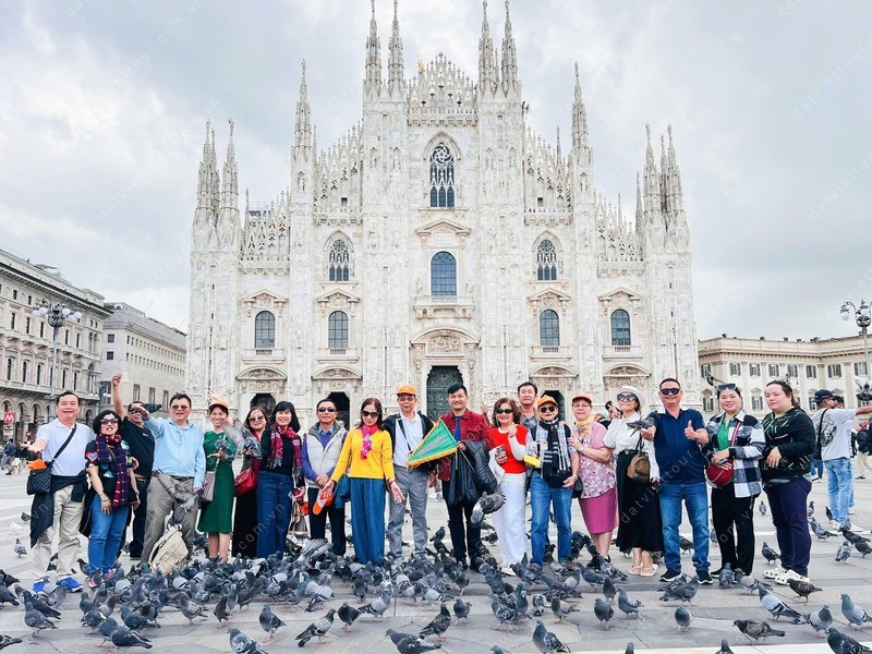 Đoàn khách du lịch Châu Âu Đoàn khách du lịch Châu Âu