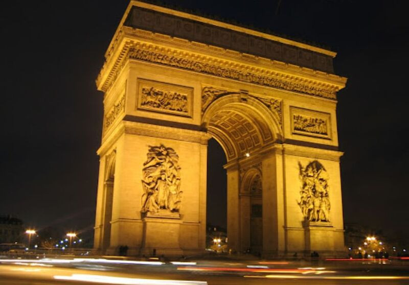 Khải Hoàn Môn lung linh khi đêm xuống 