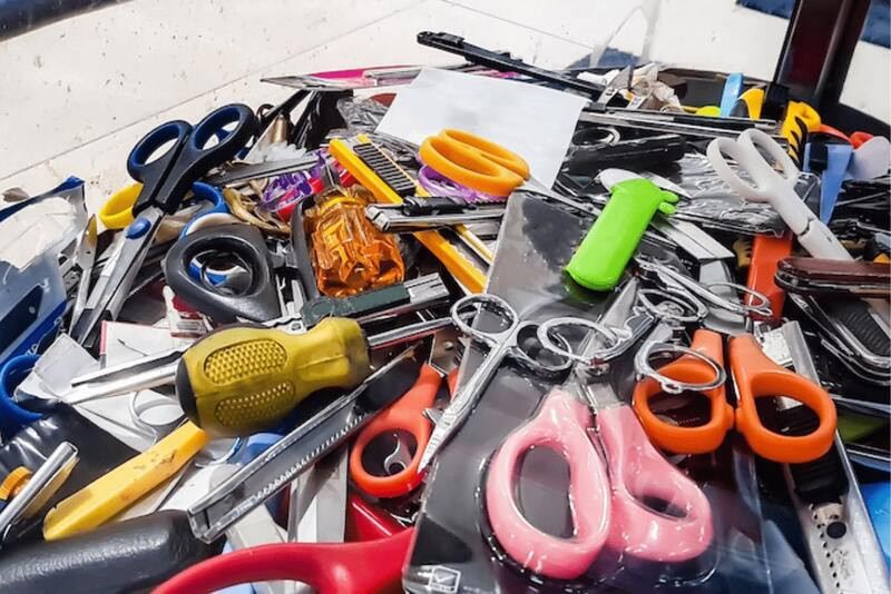 Vật sắc nhọn không được mang lên máy bay ở sân bay Châu Âu