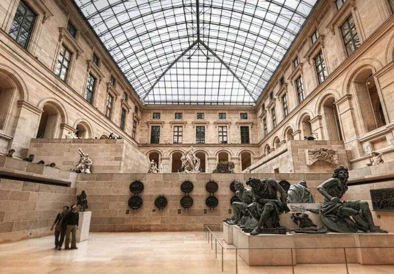 Khung cảnh bên trong dãy Sully