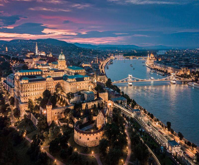 Budapest (Hungary)-Vẻ đẹp lộng lẫy bên dòng Danube và tòa nhà Quốc hội